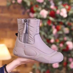 Stylish Women's Gray Winter Boots